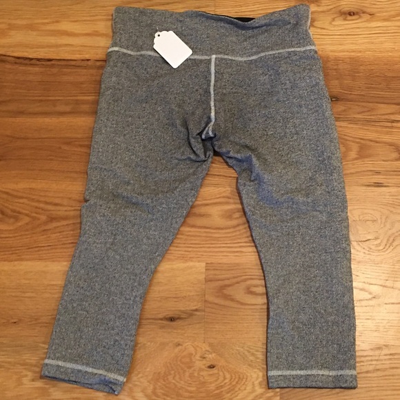 NWT!! LULULEMON CROPPED PANTS - Picture 3 of 4